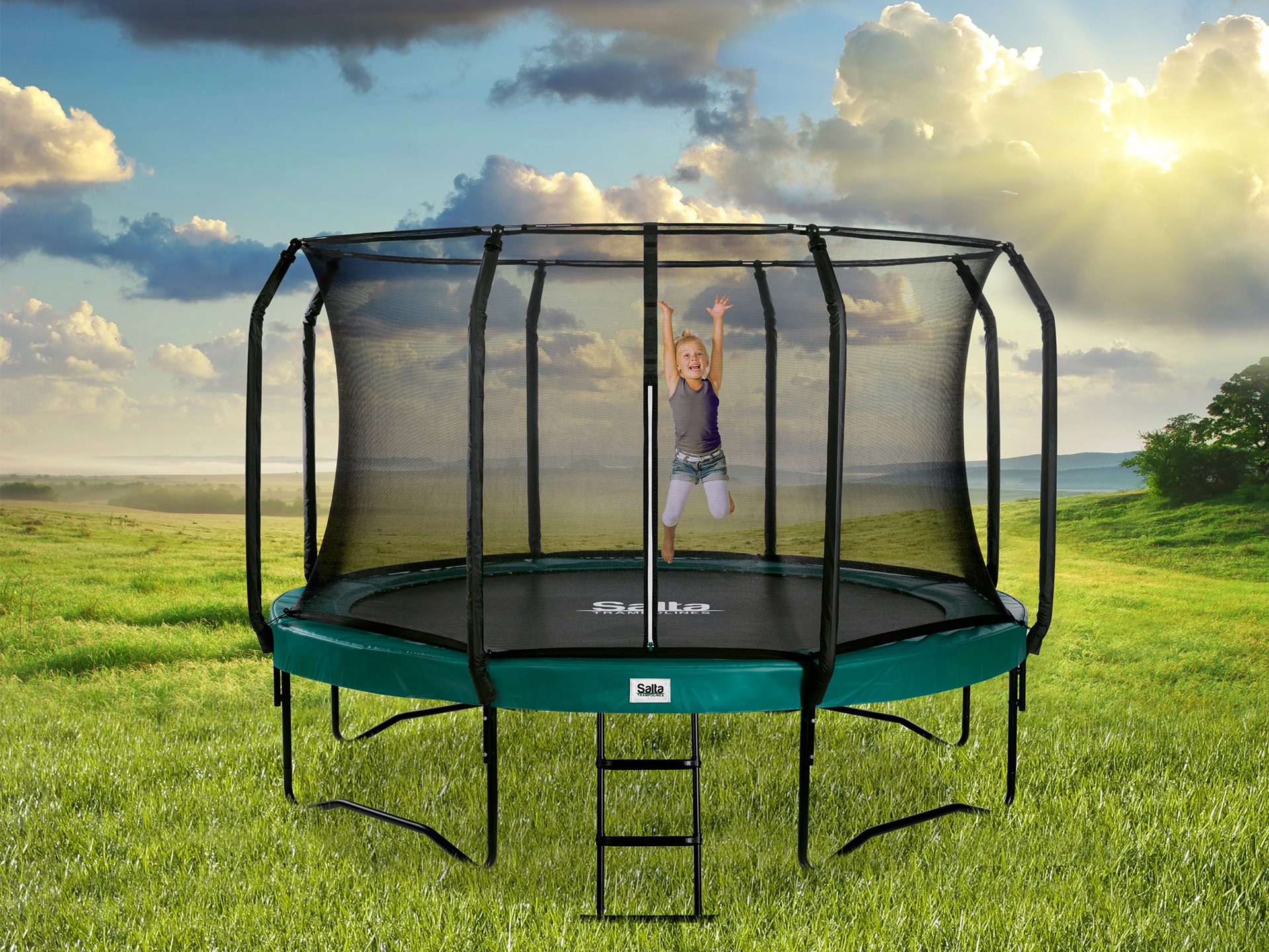 Een hoge trampoline is voorzien van een veiligheidsnet