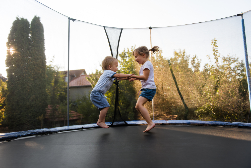 Voor kinderen is trampoline springen een favoriete bezigheid 