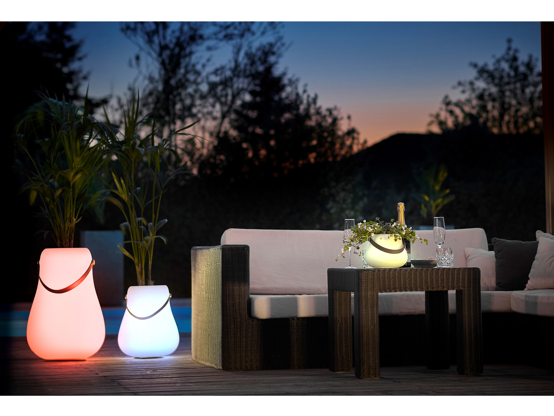 Bloempotten van Nordic D'luxx voorzien van verlichting en speakers