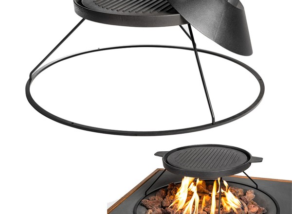 Plaats een grillplaat boven de vuurtafel en grill een lekker stuk vlees boven het vuur