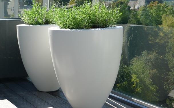 Ronde vaas polyester plantenbak in de kleur wit