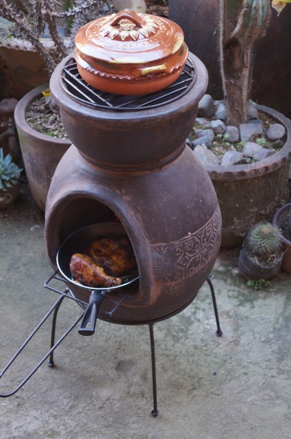 De kleine chimenea Mexicaanse tuinhaard met kookpot op de bovenkant